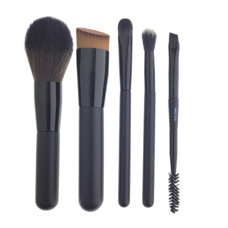 What is the difference between the different types of makeup brushes?