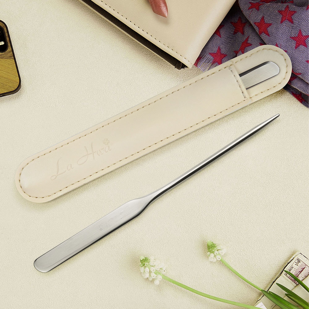 Easy to use cosmetic spatula